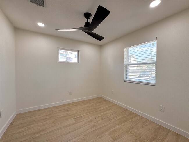 Building Photo - 206 E 33rd St