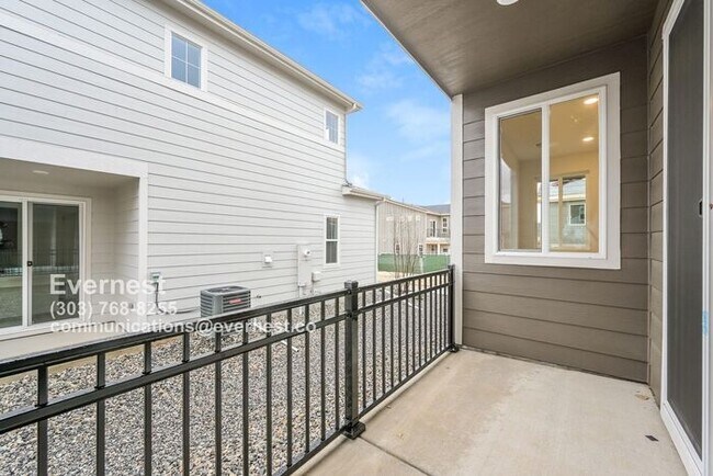 Building Photo - Spacious and Stylish Townhome with Prime L...