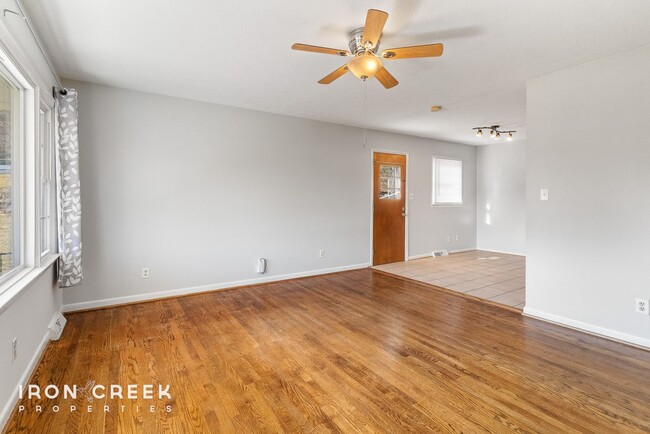 Building Photo - Adorable 3-Bedroom House in West Asheville