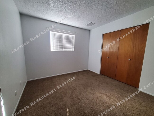 Building Photo - 3 BEDROOM HOME WITH HUGE BACKYARD/GARDEN AREA