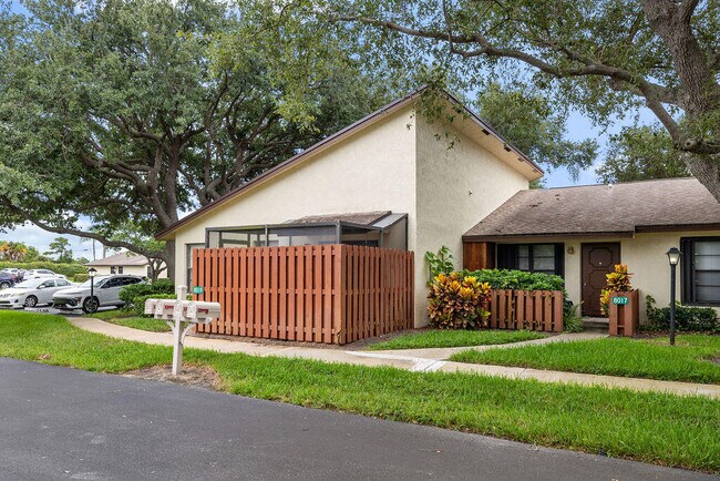Building Photo - 8019 SE Villa Cir