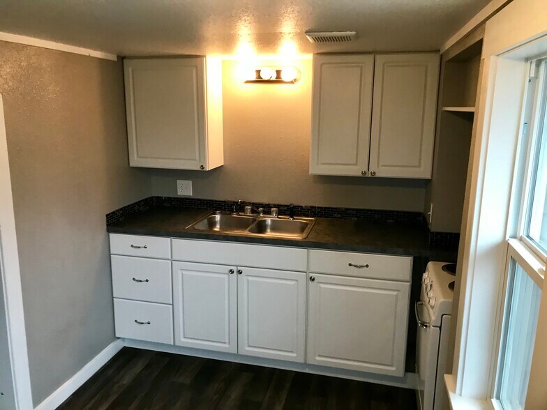 Kitchen - 1817 W 8th Ave