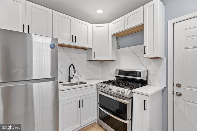 Building Photo - 2224 E Clearfield St