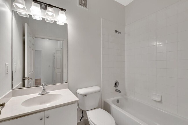 Building Photo - 3070 Grandiflora Dr