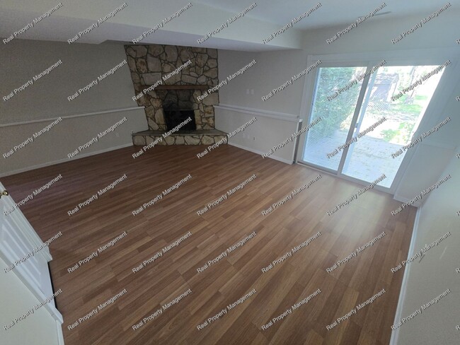 Building Photo - Three Bedroom Tri-Level in LOFS