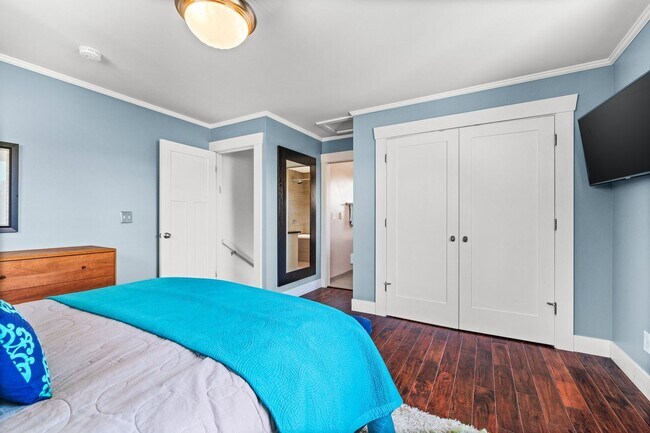 Building Photo - 5bd/2.75ba Seattle Home