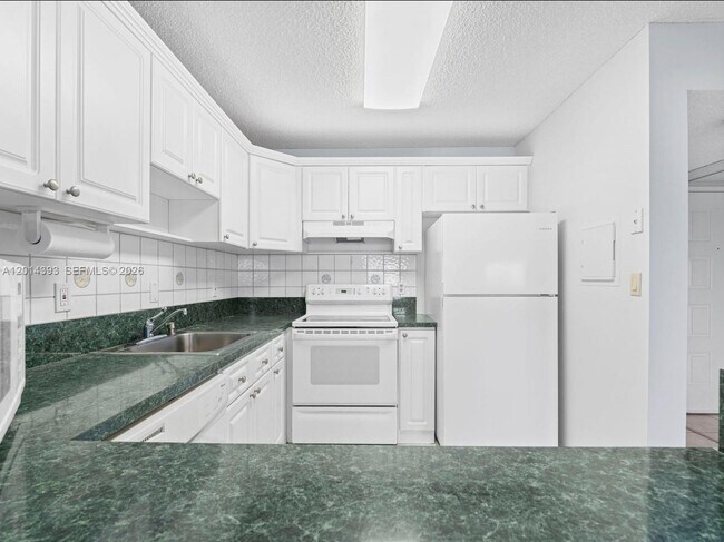 Building Photo - 8005 Lake Dr