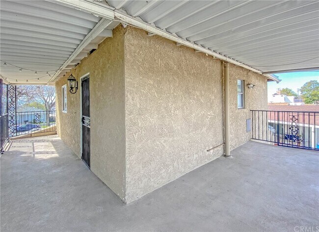 Building Photo - 643 E 7th St