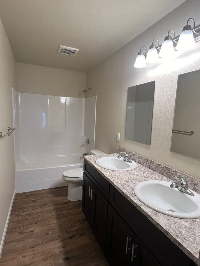 Building Photo - 3 Bedroom Charming Duplex