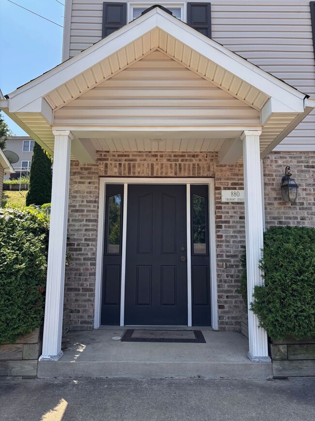 Building Photo - 3 Bedroom/2.5 Bath Townhome located in clo...