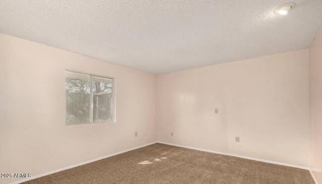 Building Photo - 10207 W Kingswood Cir