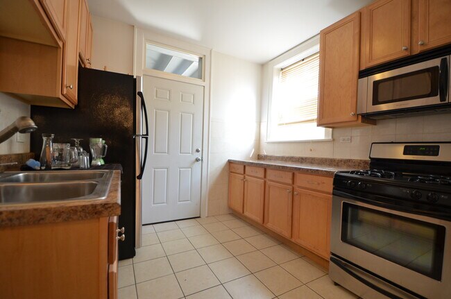 Kitchen - 4663 N Lowell Ave