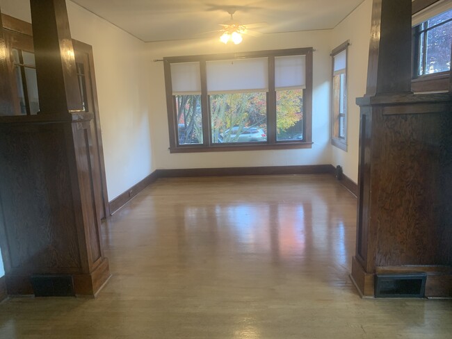 Building Photo - 3633 Palatine Ave N