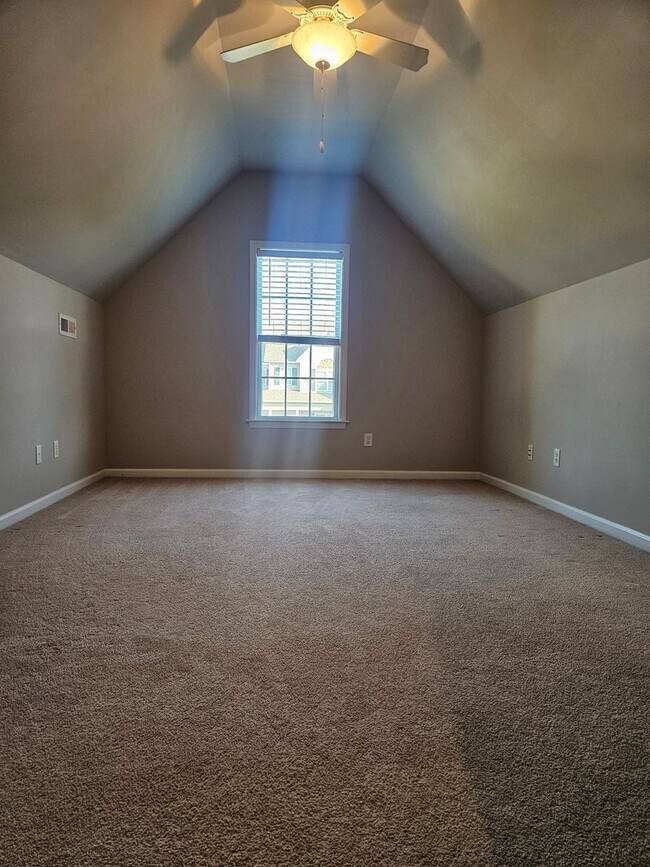 Building Photo - 350 Hanna Dr