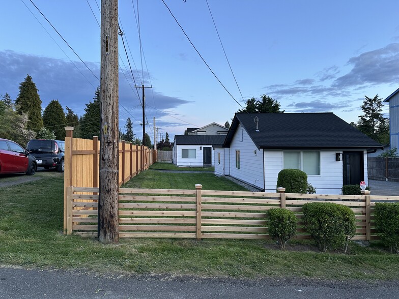 Building Photo - 1747 NE 147th St