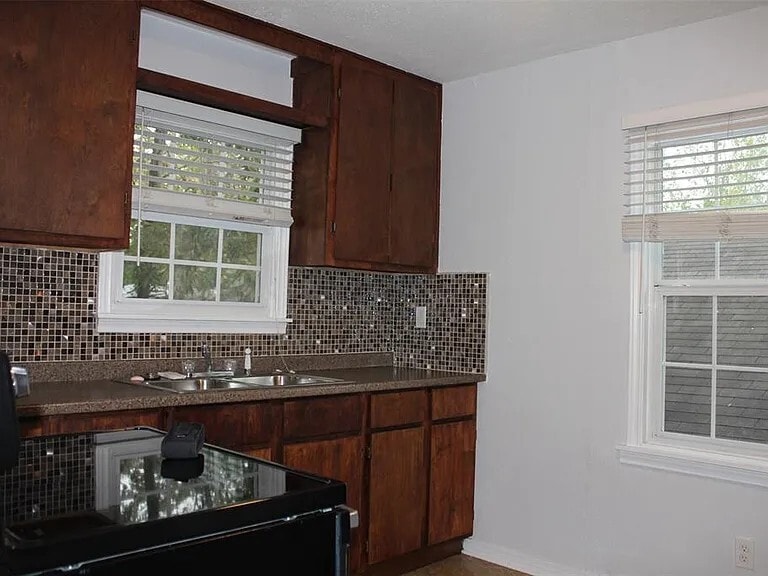 Kitchen - 319 Moody St