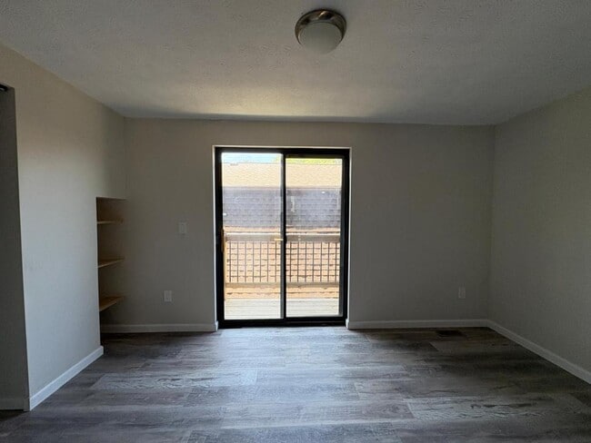 Building Photo - 124 W 9th Ave