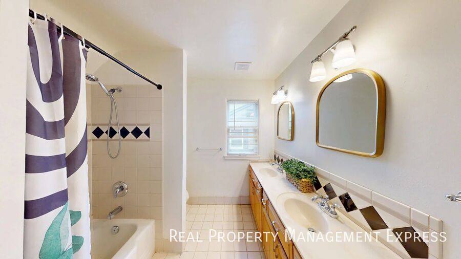 Building Photo - Beautiful 4 Bedroom 1.5 Bath Single Family Home in Central Sioux Falls