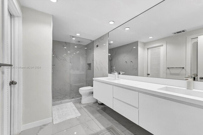 Building Photo - 1121 Crandon Blvd