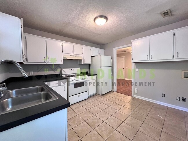 Building Photo - 4921 Dale Dr