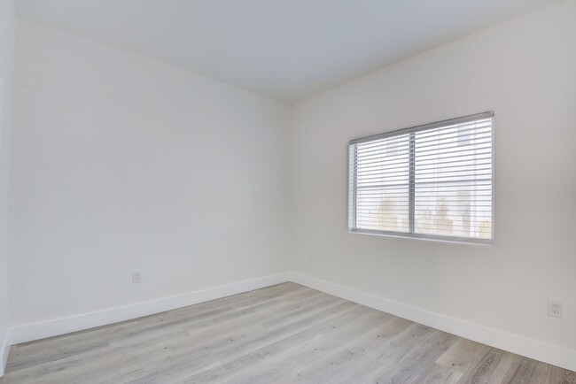 Building Photo - UPGRADED 2 BEDROOM CONDO!