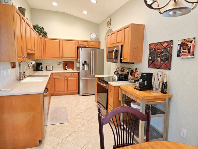 Building Photo - Seasonal Short-Term 2 Bedroom 2 Bathroom with a Bonus Room in the gated community of Venetia!