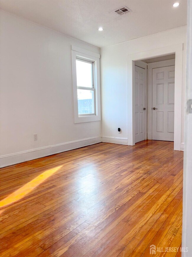 Building Photo - 142 Longfellow St