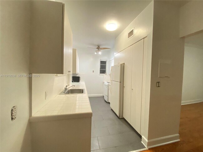 Building Photo - 610 8th St