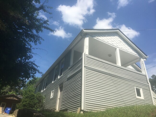 Building Photo - Oakley/Biltmore 3 Bedrooms/1 Bathroom!