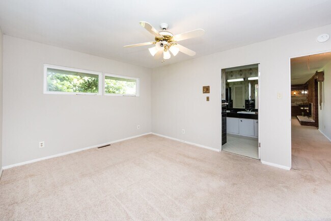 Building Photo - "Charming 3-Bedroom Oasis with 2 Full Baths – Spacious 2,295 Sq Ft Home in Charlotte's Heart!"