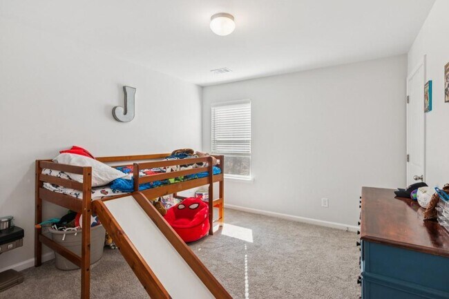 Building Photo - 566 Skye Dr