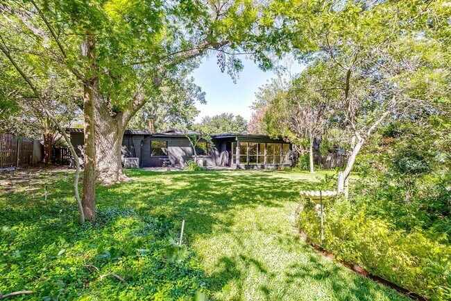 Building Photo - Fully Renovated Home in Desirable Fort Wor...