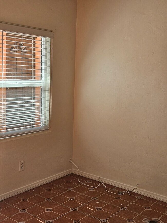 Building Photo - Cute 1BR in Golden Hill with $595.00 MOVE_...