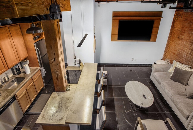 Building Photo - 6533 E Jefferson Ave