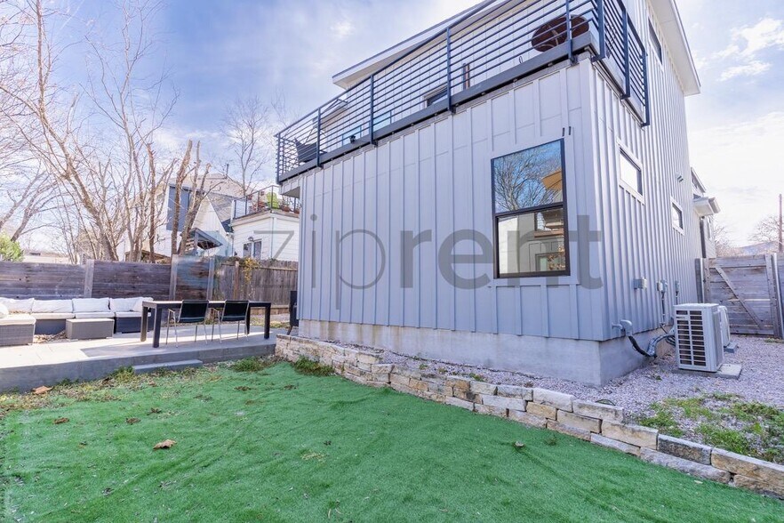 Building Photo - 2916 E 13th St