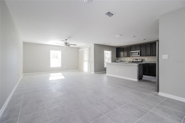 Building Photo - 127 Tulip Ln