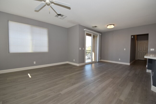 Building Photo - Spacious 2 Bed 2 Bath with Attached Car Ga...