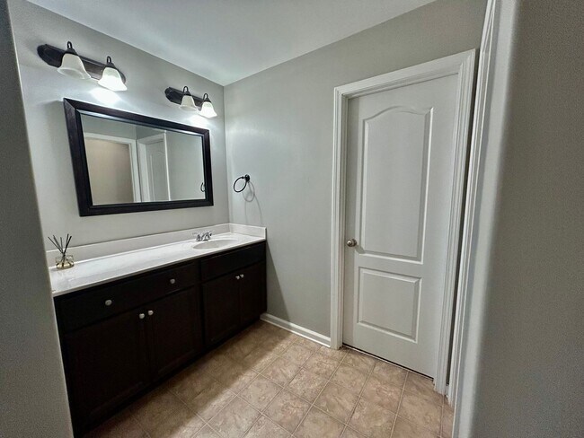 Building Photo - Three bedroom with finished basement in Hamburg!