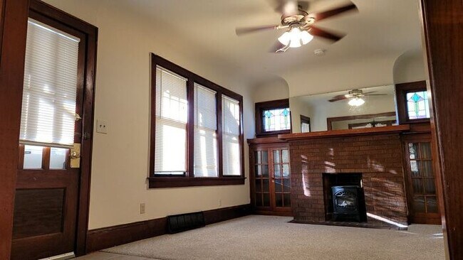 Building Photo - 3 Bedroom Single Family