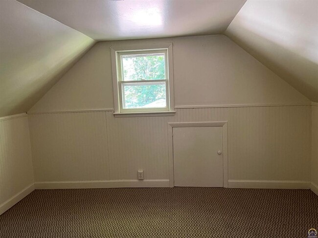 Building Photo - **Available Immediately** 4 bedroom / 1 bath home located near Washburn University