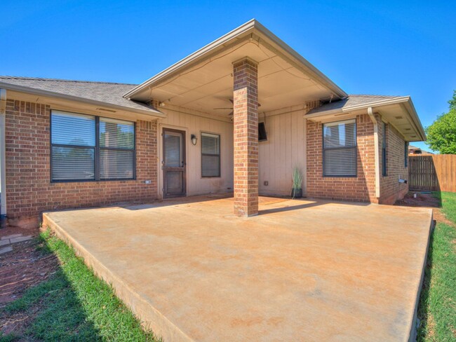 Building Photo - New In Moore Home Available now!