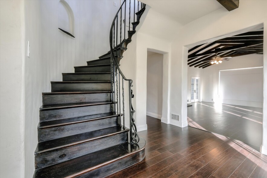 Building Photo - 366 S Crescent Heights Blvd