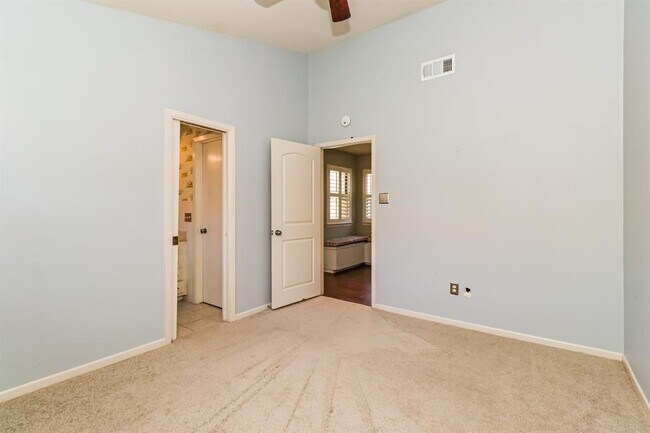 Building Photo - 208 Crescent Bluff