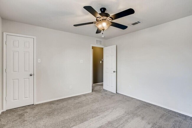 Building Photo - Charming 4-Bedroom Home in Devonshire with Spacious Living Areas and Gorgeous Backyard Oasis.