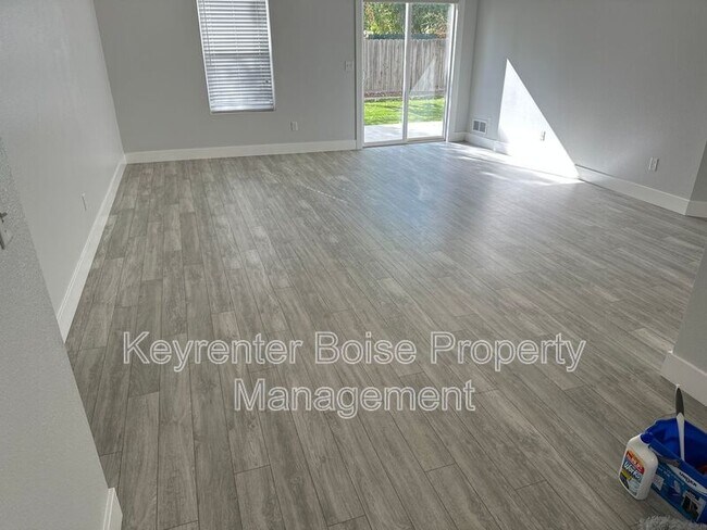 Building Photo - 1691 E Daulby St