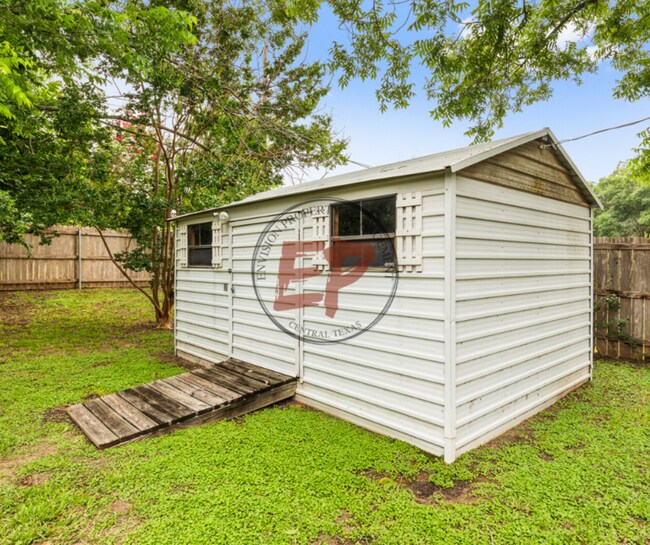 Building Photo - 712 Willow Creek Dr