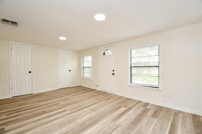 Building Photo - 162 Bluebonnet St