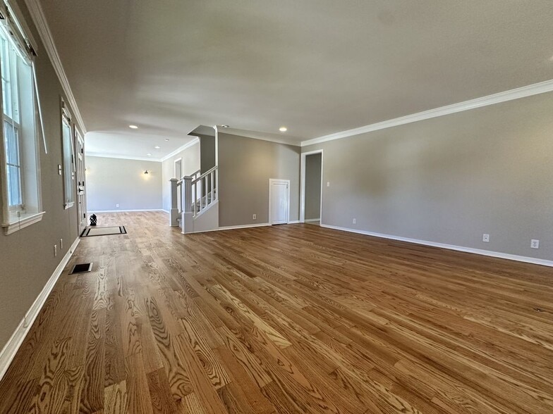 Building Photo - 604 Village Ct