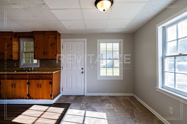 Building Photo - **Reduced Price** Adorable 3 Bedroom/1 Bat...