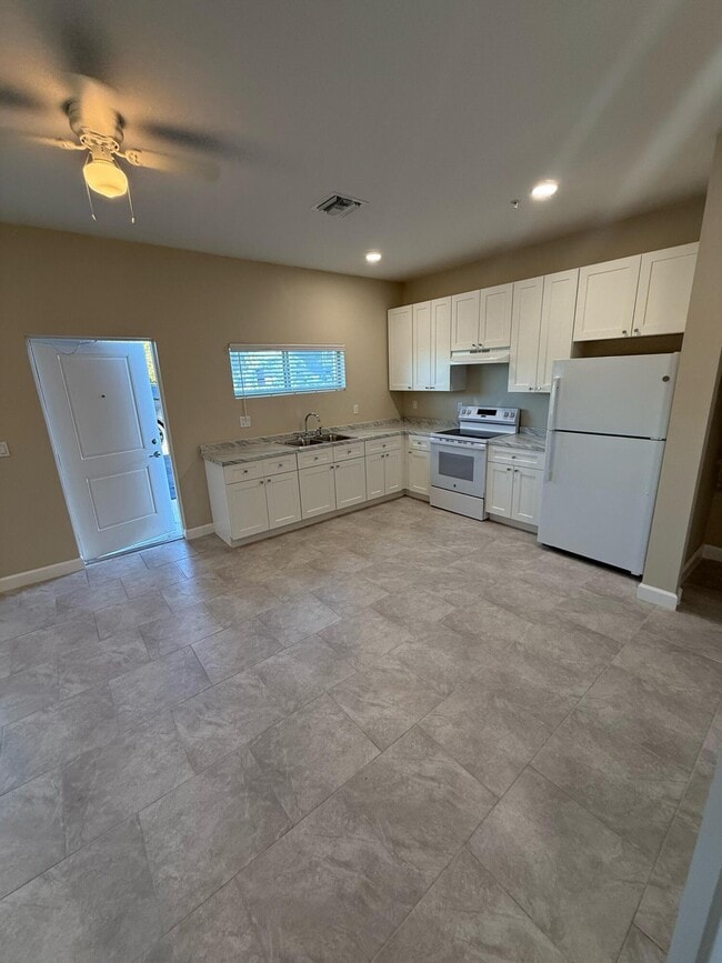 Building Photo - 4949 Serafica Dr